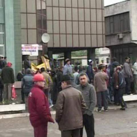 Aproximativ 100 de angajaţi ai Uzinei CocsoChimice de la ArcelorMittal au pichetat societatea