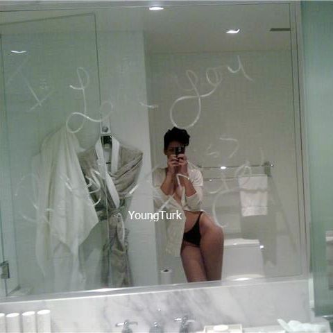 Rihanna apare goală pe Internet, după ce s-a fotografiat singură cu telefonul mobil - VEZI GALERIE FOTO