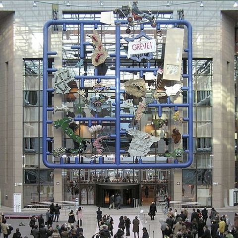 Controversata operă de artă Entropa este demontată