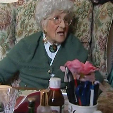 Protagoniştii din filmul "Titanic" ajută o supravieţuitoare de pe vas 