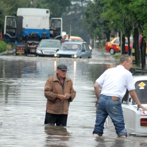Mai multe străzi din municipiul Ploieşti au fost inundate 