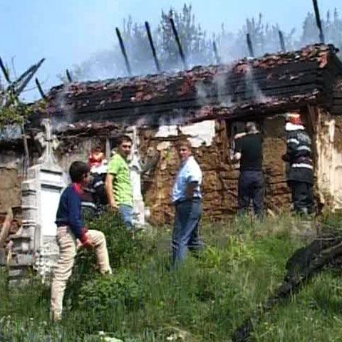 Biserica de patrimoniu din Vingard, judeţul Alba, a ars din temelii