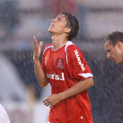 Cel mai tare gol al anului! Vezi reuşita senzaţională a lui Nilmar(Internacional) din partida cu Corinthians!