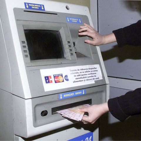 Şase falsificatori de carduri au fost prinşi la Suceava