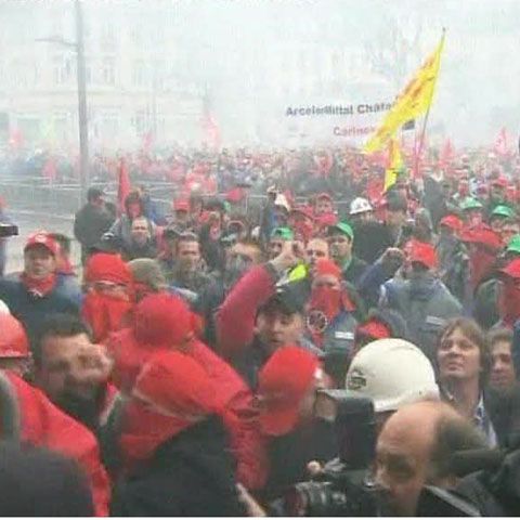 Angajaţii Arcelor Mittal au luat cu asalt sediul companiei din Luxemburg - VEZI VIDEO