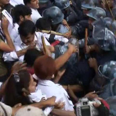 Sute de nepalezi au demonstrat cerând demisia preşedintelui 