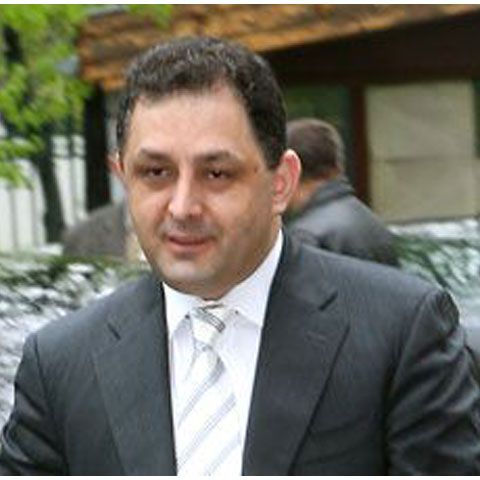 Vanghelie se pregăteşte de campanie cu fondurile romilor