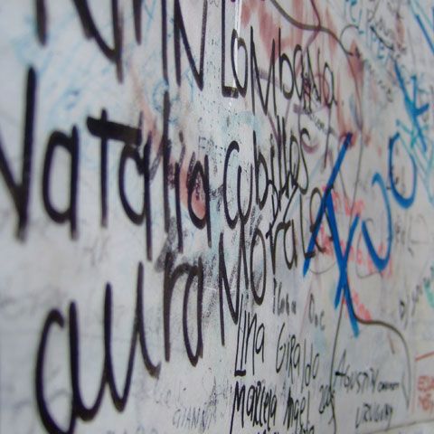 Un profesor şi doi minori au scris cuvinte obscene pe geamurile unei şcoli din judeţul Arad