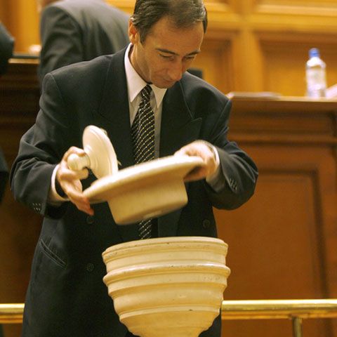 A început exprimarea votului asupra moţiunii de cenzură. Pentru adoptare e nevoie de 236 de voturi