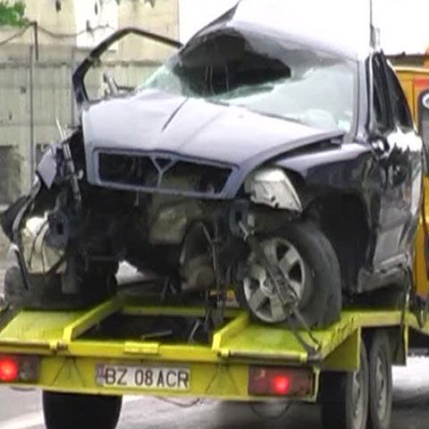 Poliţiştii din Buzău au plimbat o maşină făcută zob prin oraş, pentru a-i determina pe şoferi să nu mai circule cu viteză