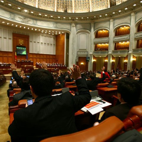 Parlamentul a respins moţiunea de cenzură iniţiată de liberali