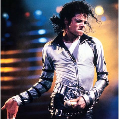 Michael Jackson repetă în secret o nouă mişcare de dans