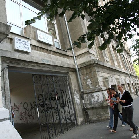 Elevii care nu au primit în lunile martie şi aprilie bursa "Bani de liceu" primesc banii retroactiv