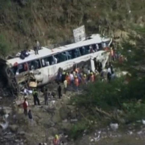 Un autocar s-a prăbuşit 100 de metri într-o prăpastie din Peru 