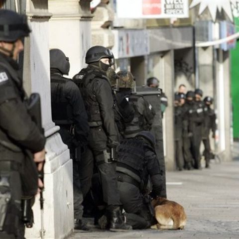 Luare de ostatici la o bancă din Budapesta. Poliţia l-a dezarmat pe atacator