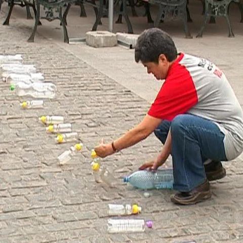Voluntarii de la Crucea Roşie Sibiu au legat mii de PET-uri într-un lanţ 