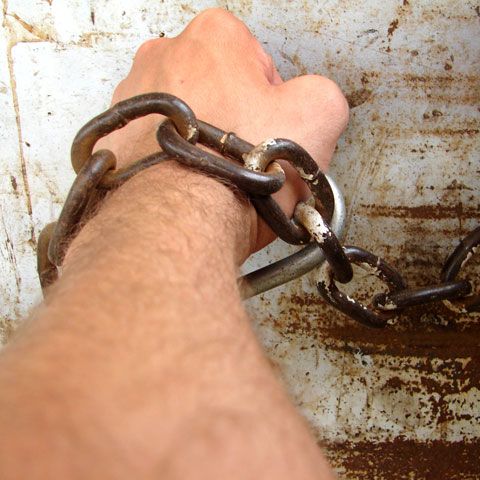 Jumătate dintre români vor ca pedeapsă alternativă pentru viol castrarea medicală, arată un sondaj