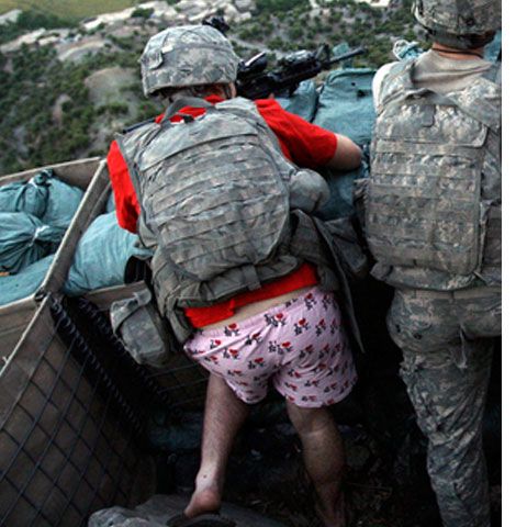 Un soldat american a luptat împotriva talibanilor în boxeri roz. VEZI FOTO