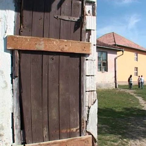 Elevii din Miercurea Nirajului, jud. Mureş, învaţă în şcoli neautorizate 