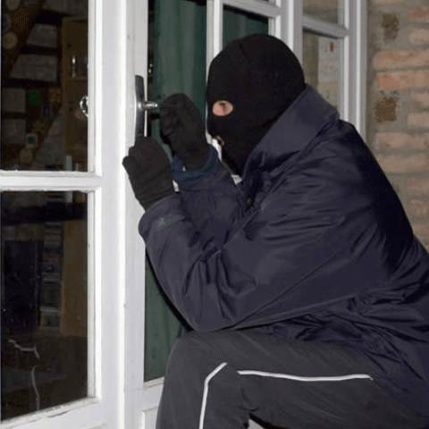 Doi români, dintre care un minor, arestaţi pentru uciderea unui bătrân în Italia