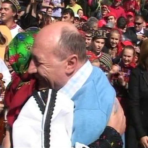 Traian Băsescu a participat, duminică, la Tânjaua de la Hoteni, o sărbătoare câmpenească din Maramureş