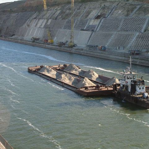 Cadavru cu mâinile legate şi cu bolovani atârnaţi de corp, descoperit în canalul Dunăre-Marea Neagră