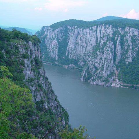 Circulaţia pe Clisura Dunării este blocată din cauza unor alunecări de teren