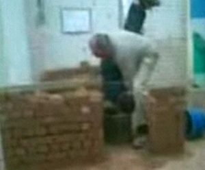 Un profesor din Belgia a pedepsit un elev băgându-l cu capul într-o găleată cu ciment. VEZI VIDEO