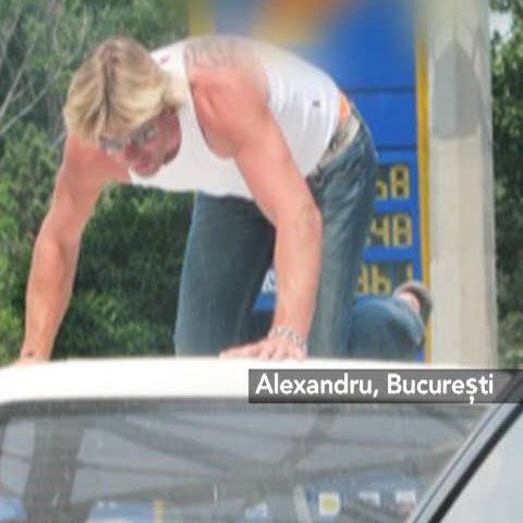 Un şofer s-a urcat pe capota maşinii sale în timp ce se afla în trafic