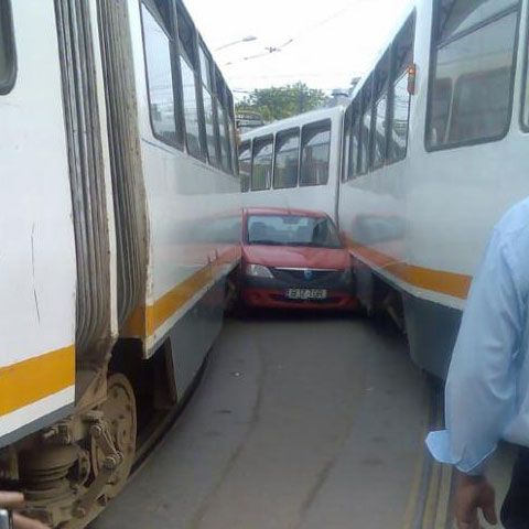 Un şofer a ajuns cu maşina pe linia tramvaiului 41 -VEZI VIDEO