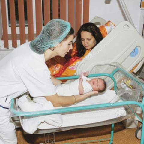 Tot mai multe femei preferă să nască în clinici particulare