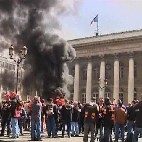 Sute de muncitori au protestat la Paris faţă de închiderea unei uzine