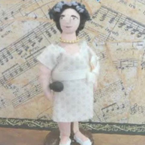 O artistă face păpuşi după imaginea cântăreţei Susan Boyle 