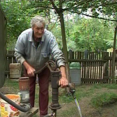 Un bărbat locuieşte singur pe o insulă de pe Mureş de mai bine de 20 de ani 