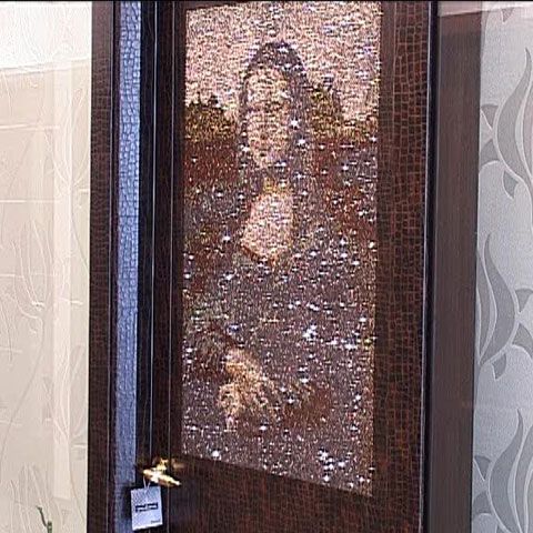 O uşă decorată cu cristale Swarowski este de vânzare în Capitală pentru 25.000 de euro