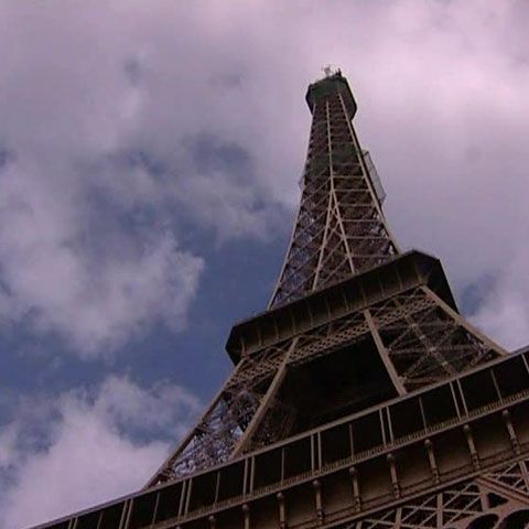 Turnul Eiffel a împlinit ieri 120 de ani de la inaugurare 