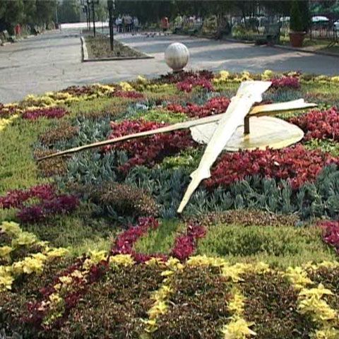 Ceasul cu 6.000 de flori din Târgu-Mureş este din nou funcţional