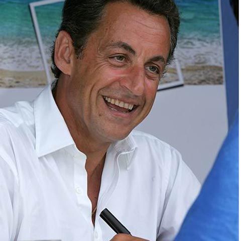 Sarkozy şi-a postat pe pagina de Facebook imagini în care flirtează cu soţia sa