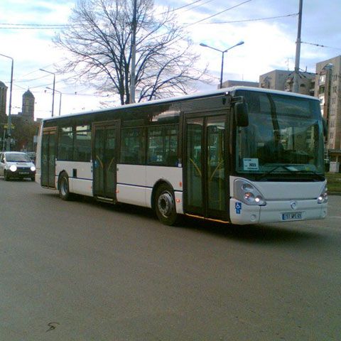Un şofer de autobuz din Oradea a fost bătut şi ameninţat cu pistolul de un alt şofer