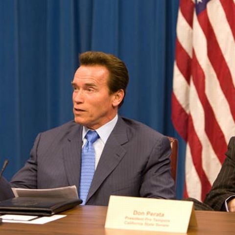 Arnold Schwarzenegger reduce salariile aleşilor locali cu 18%, din cauza crizei