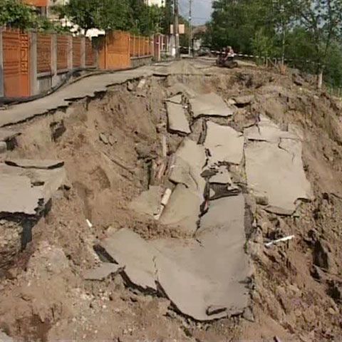 200 de gospodării din Blaj au rămas fără apă şi canalizare din cauza unor alunecări de teren