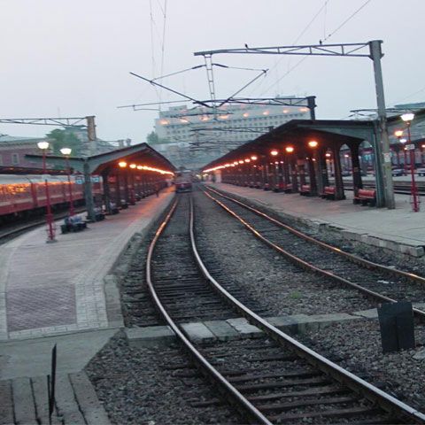 Nesimţire de Bucureşti: Un şofer s-a plimbat cu maşina pe peronul Gării de Nord