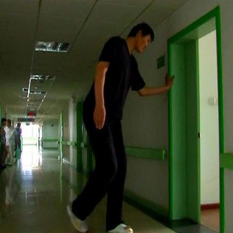 Cel mai înalt om din lume a fost operat cu succes la picior 