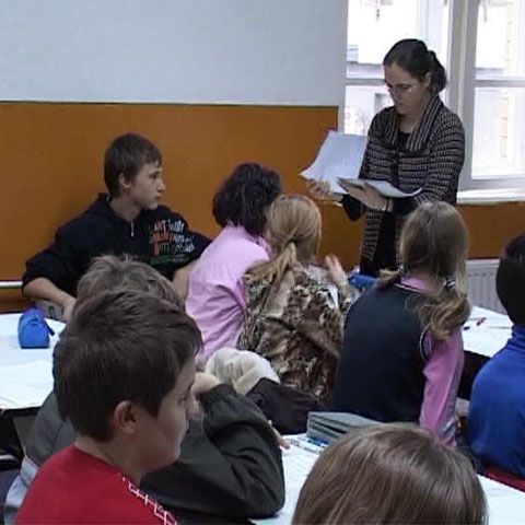Scandal la Satu Mare: O profesoară, care a corectat tezele, a modificat lucrările pentru ca elevii să ia notă de trecere
