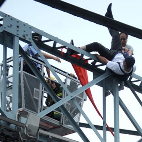 Exasperat de blocajul din trafic, un trecător l-a împins de pe un pod pe un bărbat care ameninţa că se sinucide