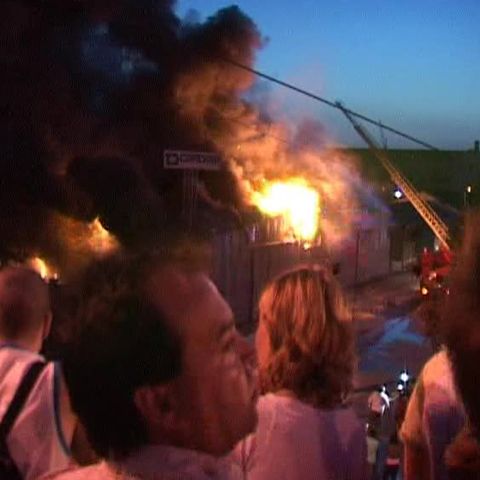 Autorităţile din Timişoara au început o anchetă pentru a stabili vinovatul incendiului de la depozitul de materiale de construcţii