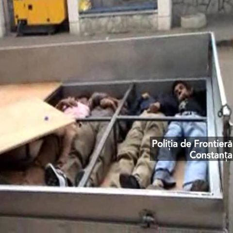 Zece persoane au fost găsite în podeaua falsă a unei autoutilitare, la Vama Negru Vodă