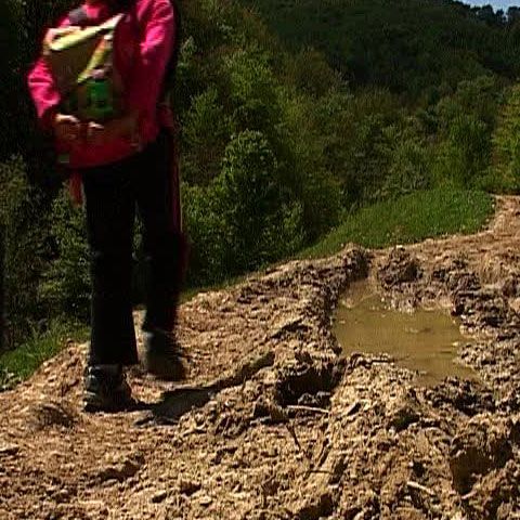 Maricela şi Mihaela merg zilnic opt kilometri, pe jos, până la şcoală şi înapoi 