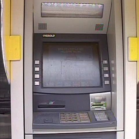 Comisionul minim este de 1% la bancomatele din străinătate 