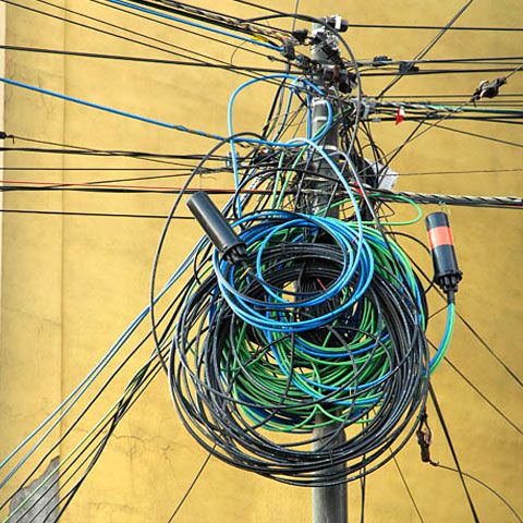 Primăria Timişoara a început să taie cablurile amplasate ilegal pe stâlpii din oraş